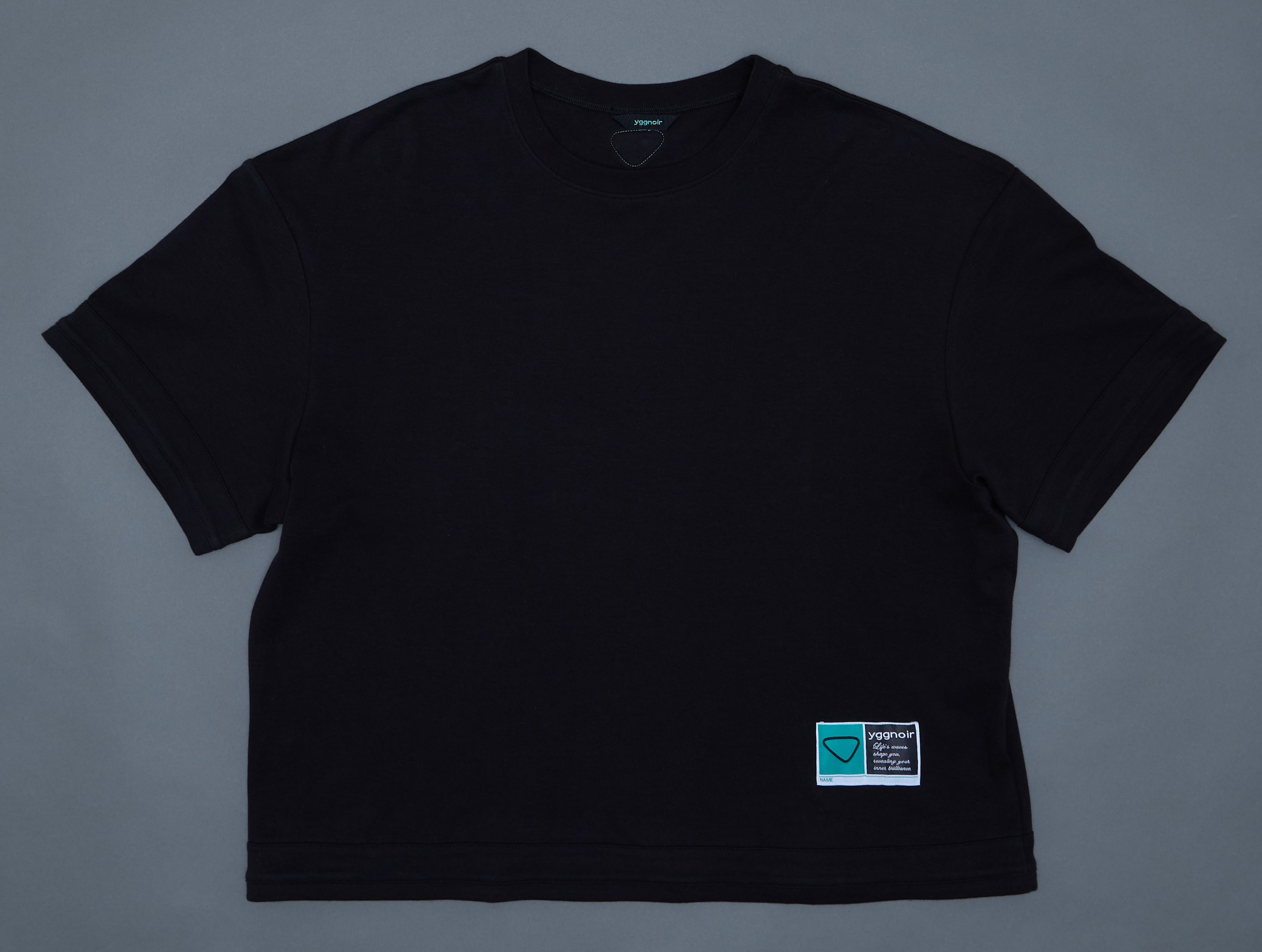 T-SHIRT — 黒